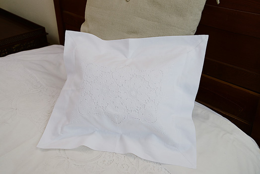 Victorian Hand Embroidered Pillow Sham. 2"Flange border. 12"x16" - Click Image to Close